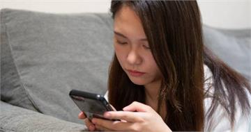 禁止未成年亂滑!仿效澳法實施年齡限制 日本「社群媒體納管」研擬中