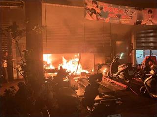 宜蘭市一機車行凌晨起大火　受困三人終獲救