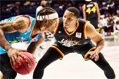籃球(影)／嗆！2大前NBA球星「手指頂鼻子」互槓　美國頂級BIG 3爆大場面