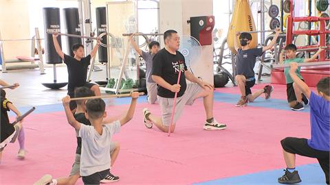 社區運動班紮根拳擊運動　林郁婷母校開刻訓練小拳手