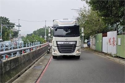 快新聞／離大車遠點！新北樹林「聯結車擦撞電動車」　29歲女子遭輾身亡