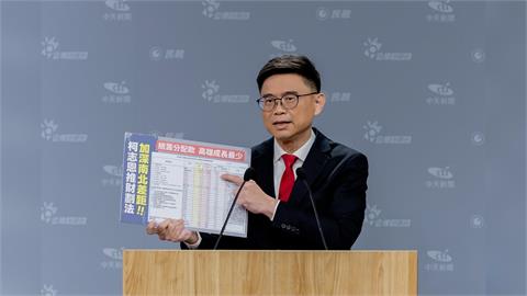 高雄辯論開打！柯志恩臨場脫稿強攻　賴瑞隆講桌貼微笑密令