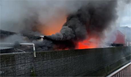 快新聞／基隆大武崙工業區鋰電池包裝廠大火竄濃煙　消防出動24車馳援滅火