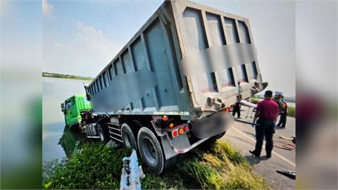 台南死亡車禍! 2大貨車對撞1車撞進魚塭 1司機不治