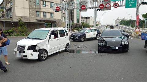 吃力！轎車迴轉撞凹千萬賓利　目擊者驚呼：撞到「房子」了