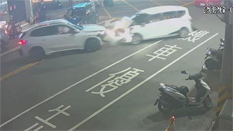 台中男子疑癲癇發作失控暴衝　驚悚車禍！逆向撞２車釀３人受傷