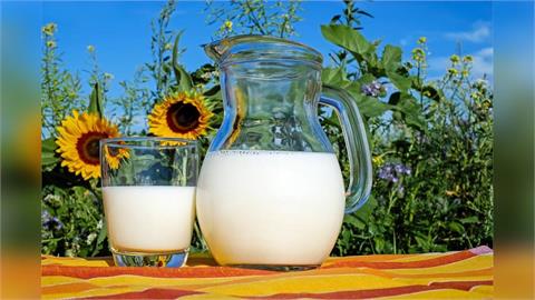 快新聞／購買牛奶注意！「鮮乳標章」發放標準變嚴格了　新規定內容全曝光