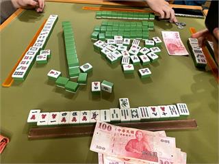 過年打牌久坐小心腰痠背痛!3個常見成因、6大預防方式,醫師一次解析!