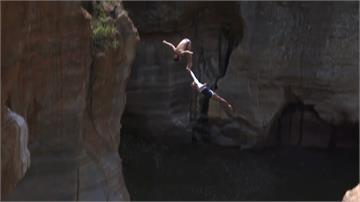 21公尺峭壁一躍而下！跳水冠軍征服南非瀑布
