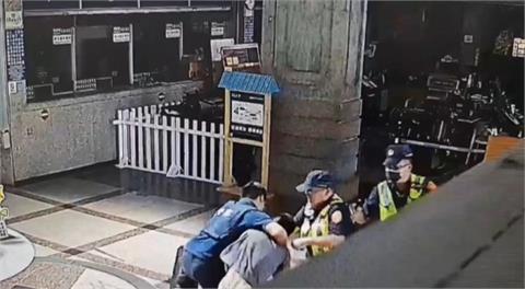 嚇！破壞店家還偷麵包刀　怪男車站揮刀遭壓制