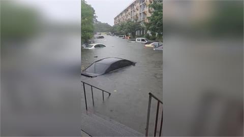 快新聞／手機警報狂響！泰國「這城市」暴雨狂炸、水淹腰部　50區列災區