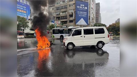悚！駕駛不熟路況釀禍撞飛機車　漏油起火騎士腳底「火在燒」急逃生