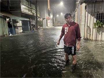 海葵颱風「雨炸高雄」！　前鎮區水淹膝蓋高畫面曝
