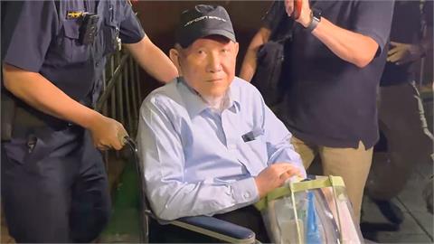 快新聞／畫面曝！沈慶京1億8000萬交保完成　配戴電子腳鐐離開北院