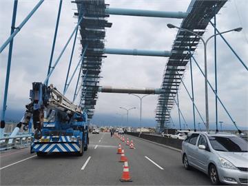 宜蘭黎霧橋施工發生鷹架鋼管掉落　砸中行經車輛