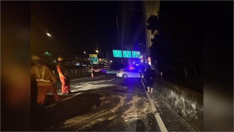 快新聞/超車後失控!國1南崁段夜間車禍 先撞內側再衝外側護欄