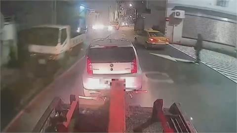 拖吊車「脫鉤」轎車滑落　撞斷路邊消防栓　華江拖吊場：是意外