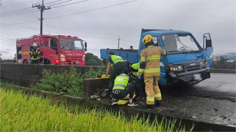 台東市機車與貨車相撞　34歲女騎士遭拖行命危