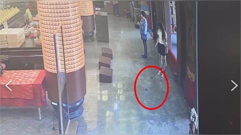 女信眾大年初九「擲立筊」　廟方解讀：神明將大發神威補財庫