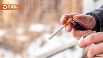 快戒菸！陽台抽菸根本沒用！醫揭「二手菸超黏毒性」95%童手染尼古丁