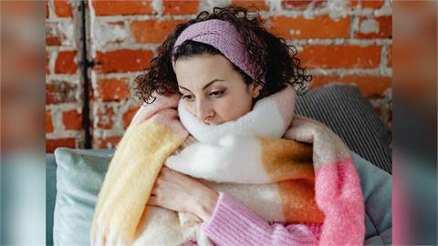 冬天手腳冰冷不是氣溫惹的禍！醫揭「2大原因」是身體在求救