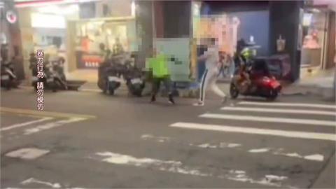 火氣大！不滿被叭爆全武行　男拿安全帽K外送員頭還猛踹
