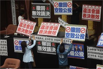 抗議「違法會議」！民進黨團貼封條占領議場　卓榮泰：盼溝通順利