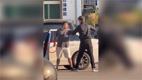 快新聞／違停比較兇！台中2男為「這原因」起口角　駕駛當街亮西瓜刀送辦