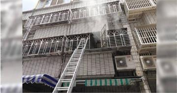 台中男「殺蟲劑配打火機」滅蟲引火　躲陽台求救