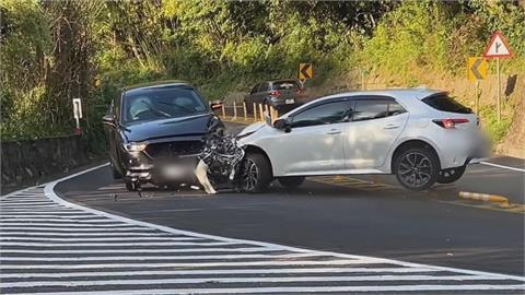 轎車飆山路推頭猛撞對向車　兩車頭全毀「安全氣囊爆出瞬間」全都錄