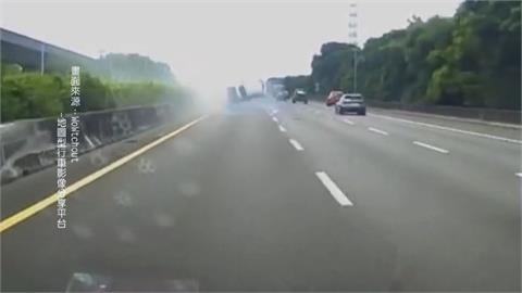 超車不慎釀意外？　轎車國道"狂翻3圈"驚險畫面曝