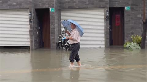 強降雨！台南安南區民眾划槳載兒女　水漫仁德機場路、騎車宛如水上摩托車
