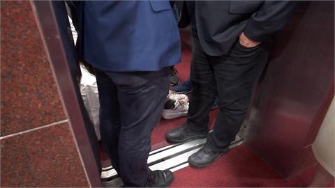 財劃法審查互嗆！　綠不滿陳玉珍散會爆電梯僵持大戰