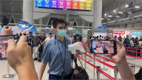 快新聞／趙建銘清晨現身小港機場「身旁無女伴」！面對追問全程噤聲