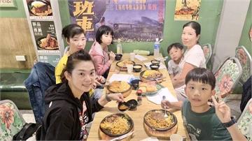 母親節超暖！高雄忠孝國小帶40位孝悌楷模吃牛排「還加碼送冰淇淋」