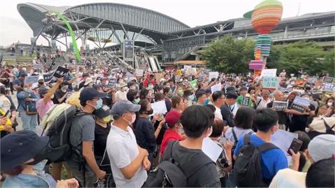 「我藐視國會」全台串連　台中火車站500人冒雨聚集