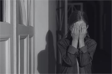 68歲男硬闖人妻家「抽插得逞」 強拉手撫摸生殖器 喊:給1千舔下面,娶你當小老婆