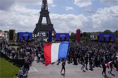巴黎交接儀式秀國力！太空站吹奏國歌　艾菲爾鐵塔迎下屆奧運　
