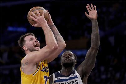 NBA(影)／這場非贏不可！唐西奇準大三元帶頭衝　湖人勝灰狼扳回一城
