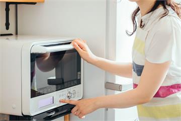 小心微波爐變「毒品」加工　專家揭露5種NG食物千萬別加熱吃