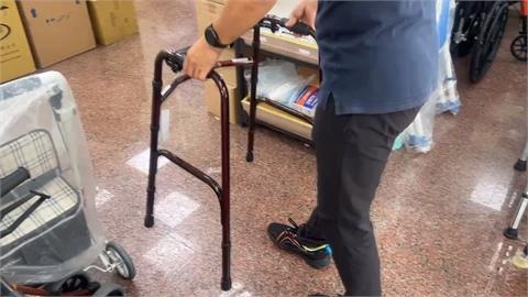 危險駕駛？ 翁行動不便＂坐上車花1分半＂ 警方要查了