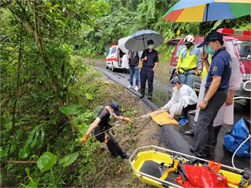 快新聞／嘉義大埔「車輛墜落邊坡」！　駕駛脫困、3乘客搶救中