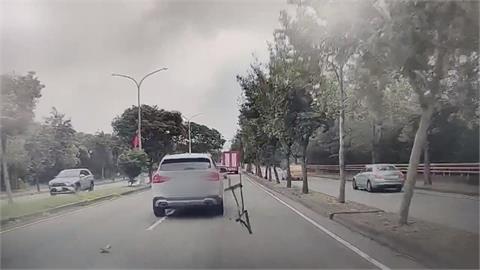 開車上班途中遇「暗器」　砂石車防捲杆掉落砸後車