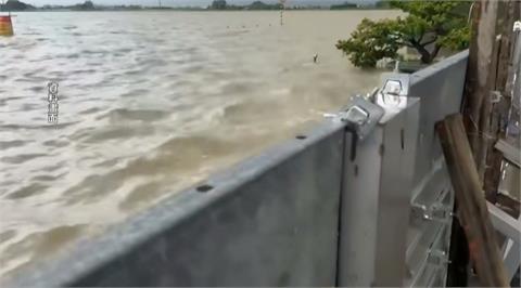 外面一片汪洋...超強「擋水神器」守住百年米廠　抗水畫面驚呆2萬人