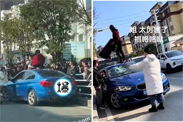 老公當老司機開車出軌小三　人妻「霸氣抓猴」當街砸爛名車！網驚：超貴的捉姦