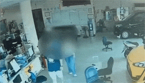 快新聞／高雄小黃運將狠嗆「家破人亡」！撞進車行後自焚　搶救7天後不治