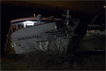 德國萊茵河 觀光船撞橋25人傷