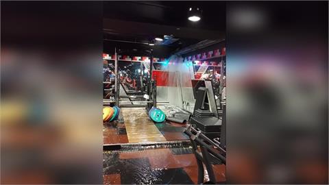 豪雨像用倒的！雙北多區警戒　龜山水淹進民宅　鶯歌老街附近泥流湍急