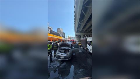 快新聞／新北中和行車糾紛！騎士朝車內丟鞭炮引燃火勢　警方追緝中