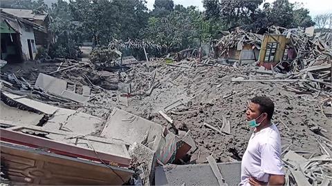 慘！印尼暗夜火山爆發　熔岩火球襲擊村莊至少10死